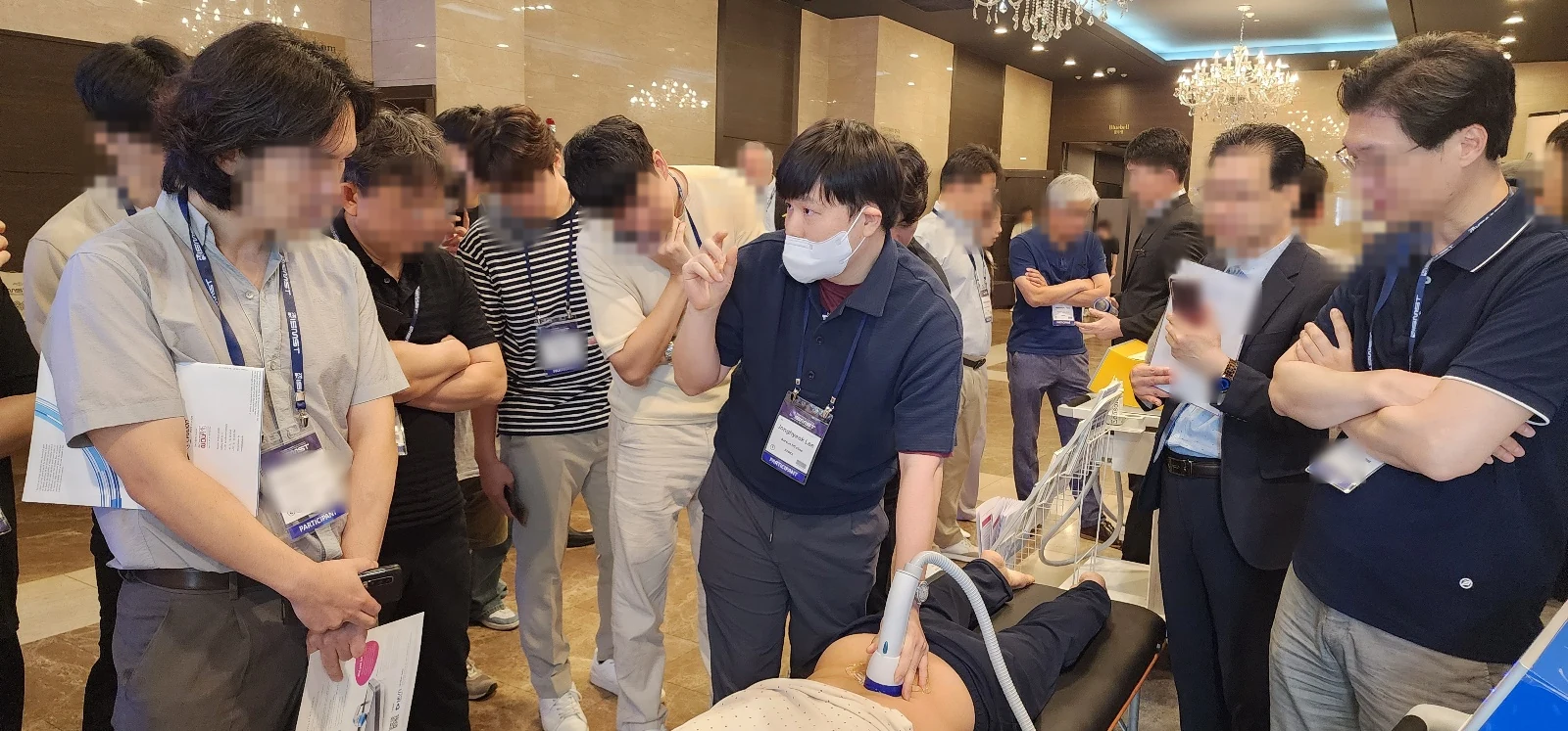 이종혁 대표원장이 학술 현장에서 의료진을 대상으로 시연하는 모습