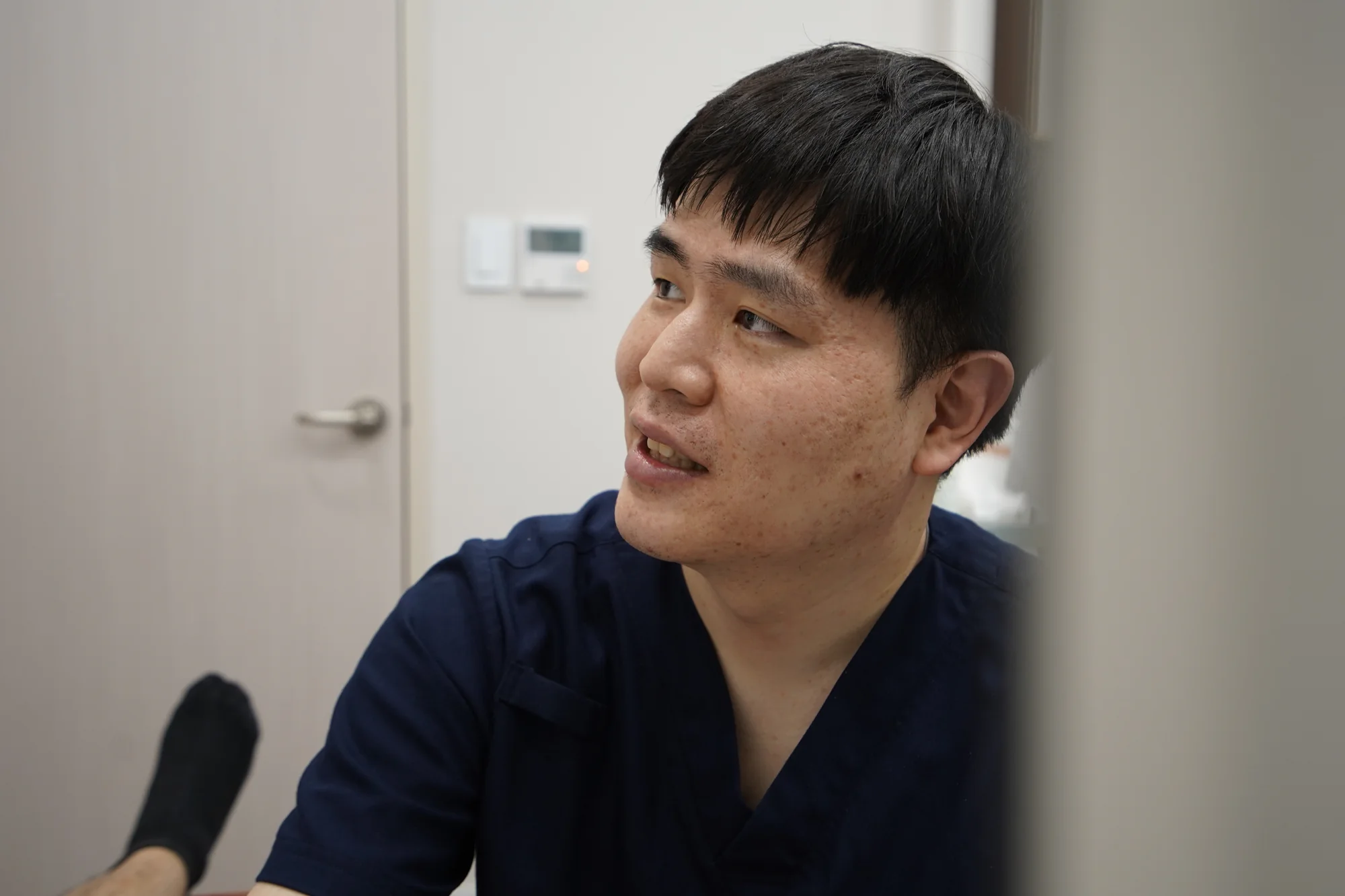 진료실에서 초음파 영상을 확인하며 진료하는 의료진의 모습